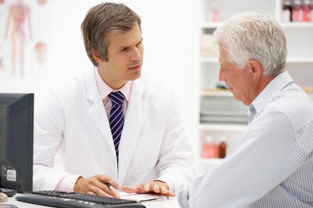 The doctor prescribes anti-prostatitis drugs to the patient